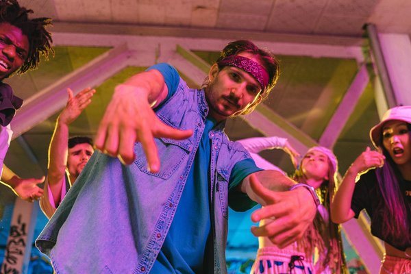 Welche Accessoires sind in der aktuellen Damenmode unverzichtbar?